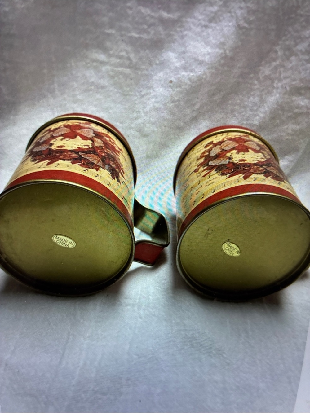 Vintage Classic Red Holiday Metal Salt & Pepper Shakers Music notes Tin Canister - Picture 5 of 6